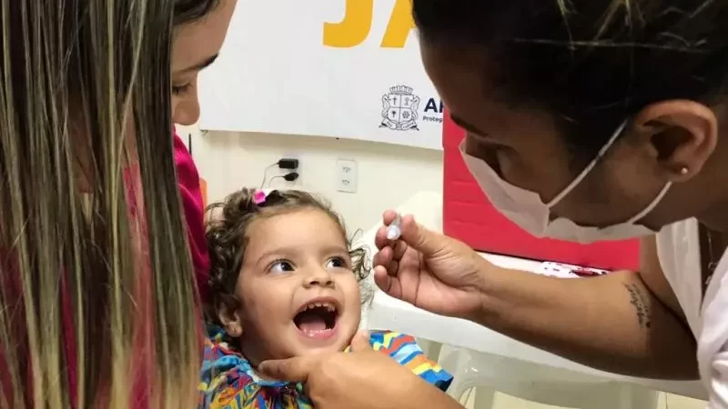 SC não tem cobertura vacinal ideal contra poliomielite desde 2017; entenda dado ‘preocupante’