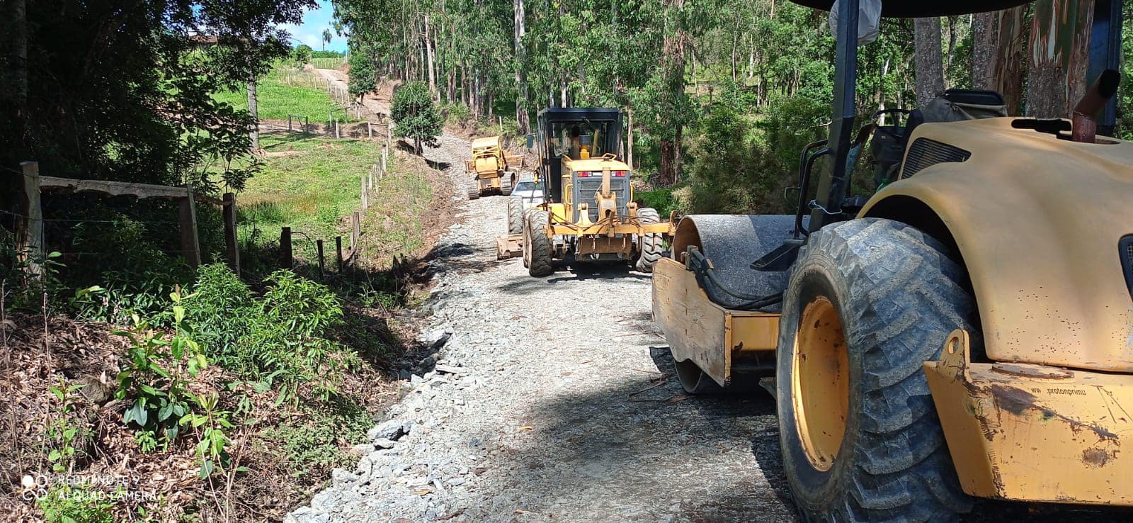 Prefeitura de Santa Terezinha realiza melhorias e reparos nas estradas da localidade de canela
