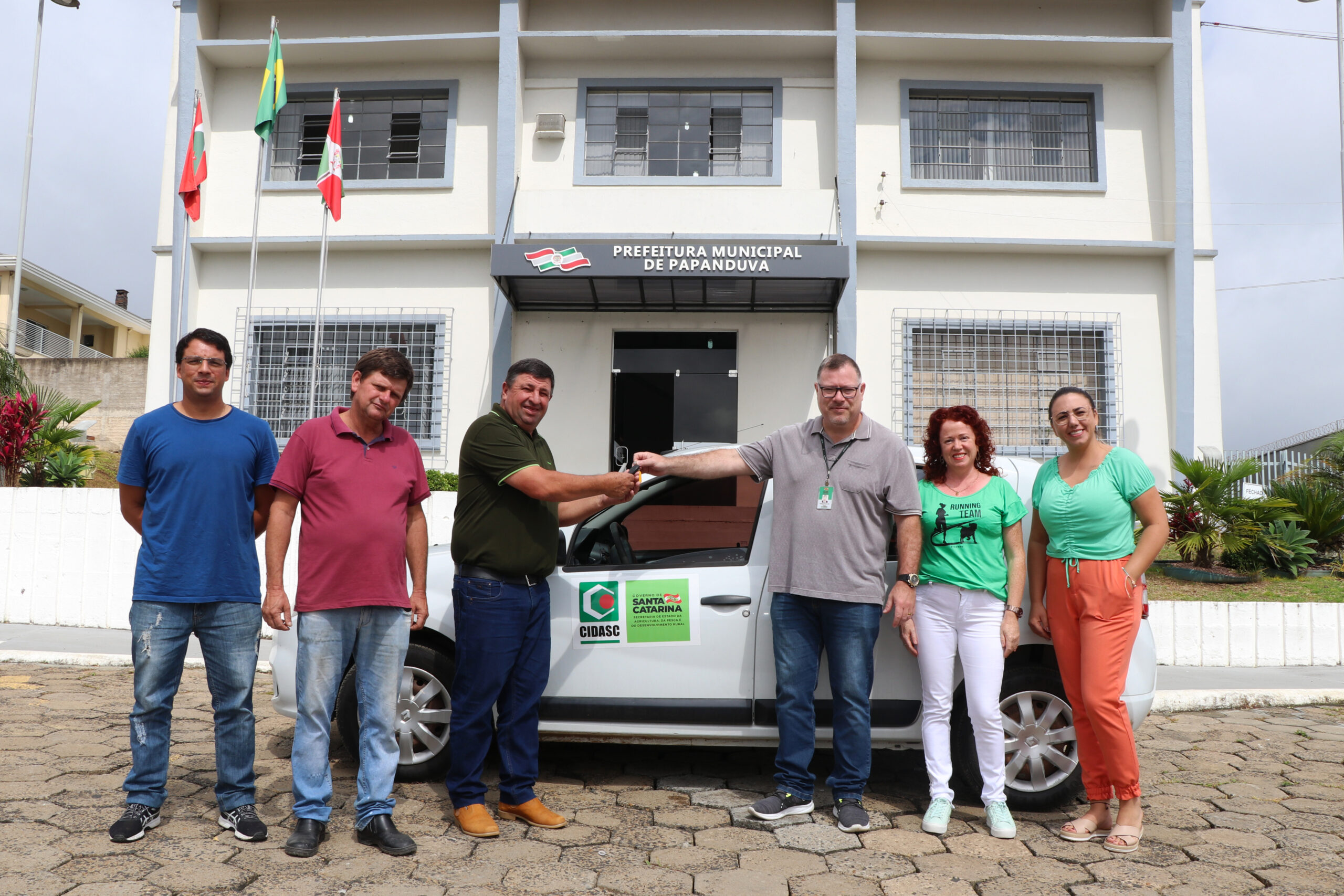 Município recebe veículo da CIDASC. 