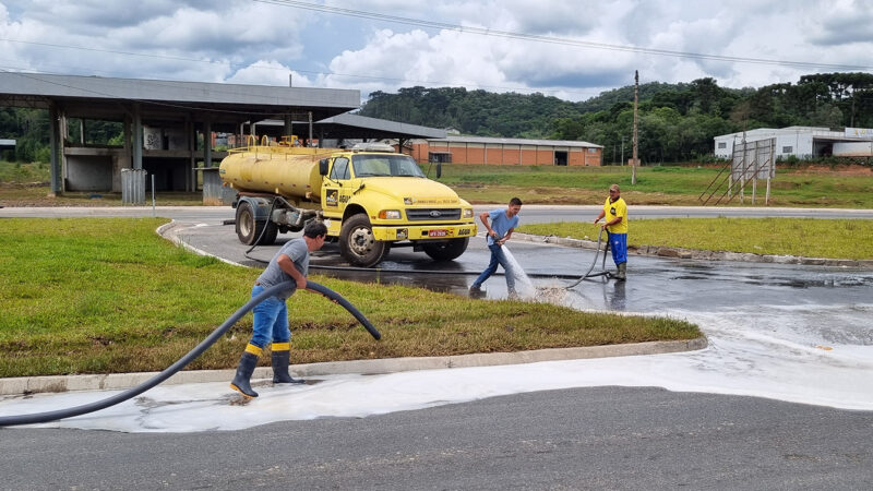 Pista é lavada para retirar produto que gerou espuma