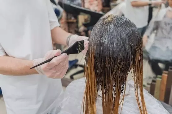 Salão em Palhoça deve indenizar cliente que perdeu cabelo após procedimento falho