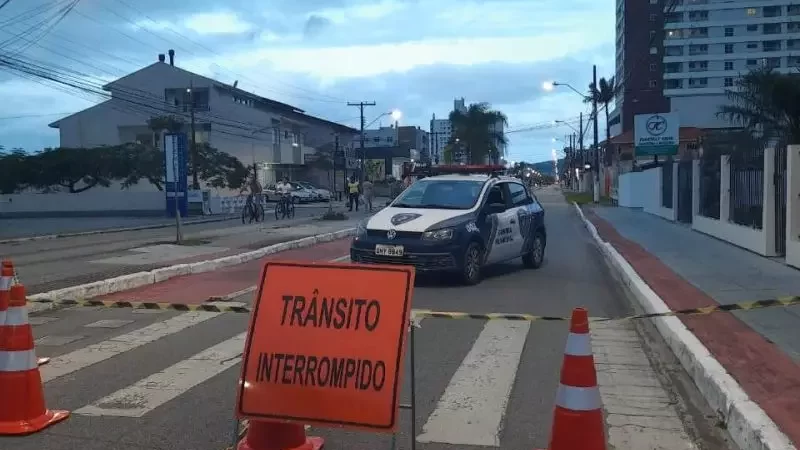 Trecho de avenida é interditado após asfalto de ponte ceder em Palhoça