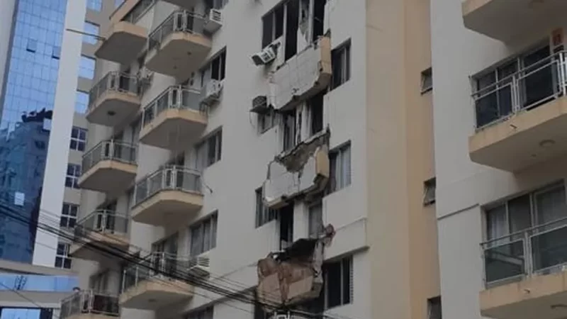 Sacadas de prédio de Balneário Camboriú desabam