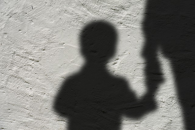 Maio Laranja: especialista diz que diálogo é forma de prevenir abuso sexual infantil