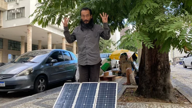 Homem em situação de rua utiliza placas de energia solar para consertar celulares gratuitamente: ‘Quero ajudar’