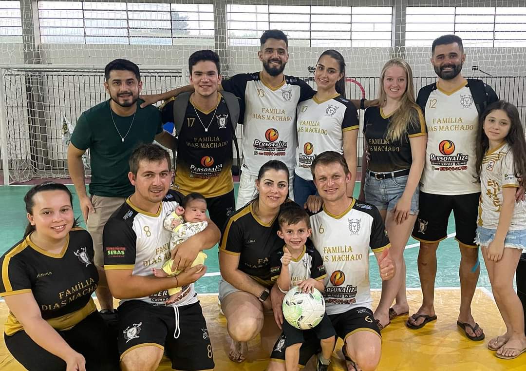 Família de Santa Terezinha conquista 3º lugar em torneio familiar de futsal em Dona Emma-SC
