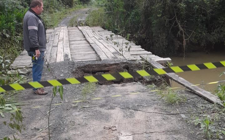 Ponte da Barra das Pombas em Santa Terezinha é Interditada devido às Fortes Chuvas