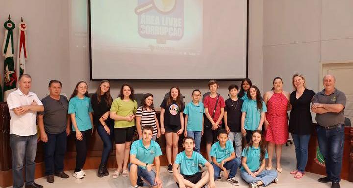 Voluntários do Observatório Social Municipal de Rio Negrinho Celebram o Dia Nacional de Combate à Corrupção com Palestras para Vereadores Mirins