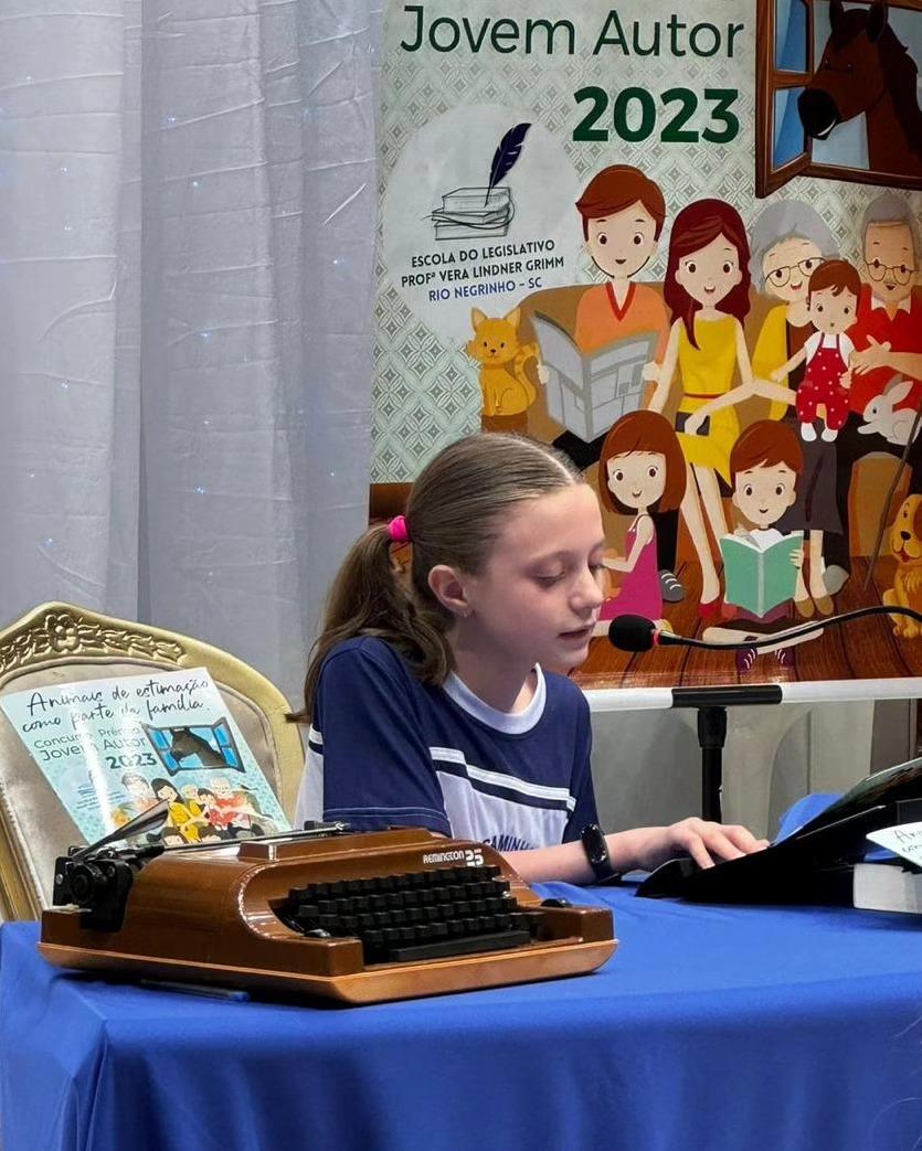 Escola do Legislativo realiza Noite de Autógrafos para os jovens autores de Rio Negrinho