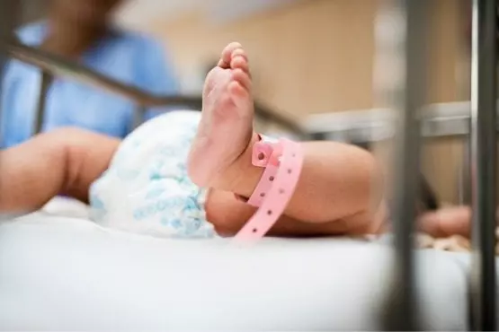 Técnica de enfermagem aplica leite ao invés de soro na veia de bebê