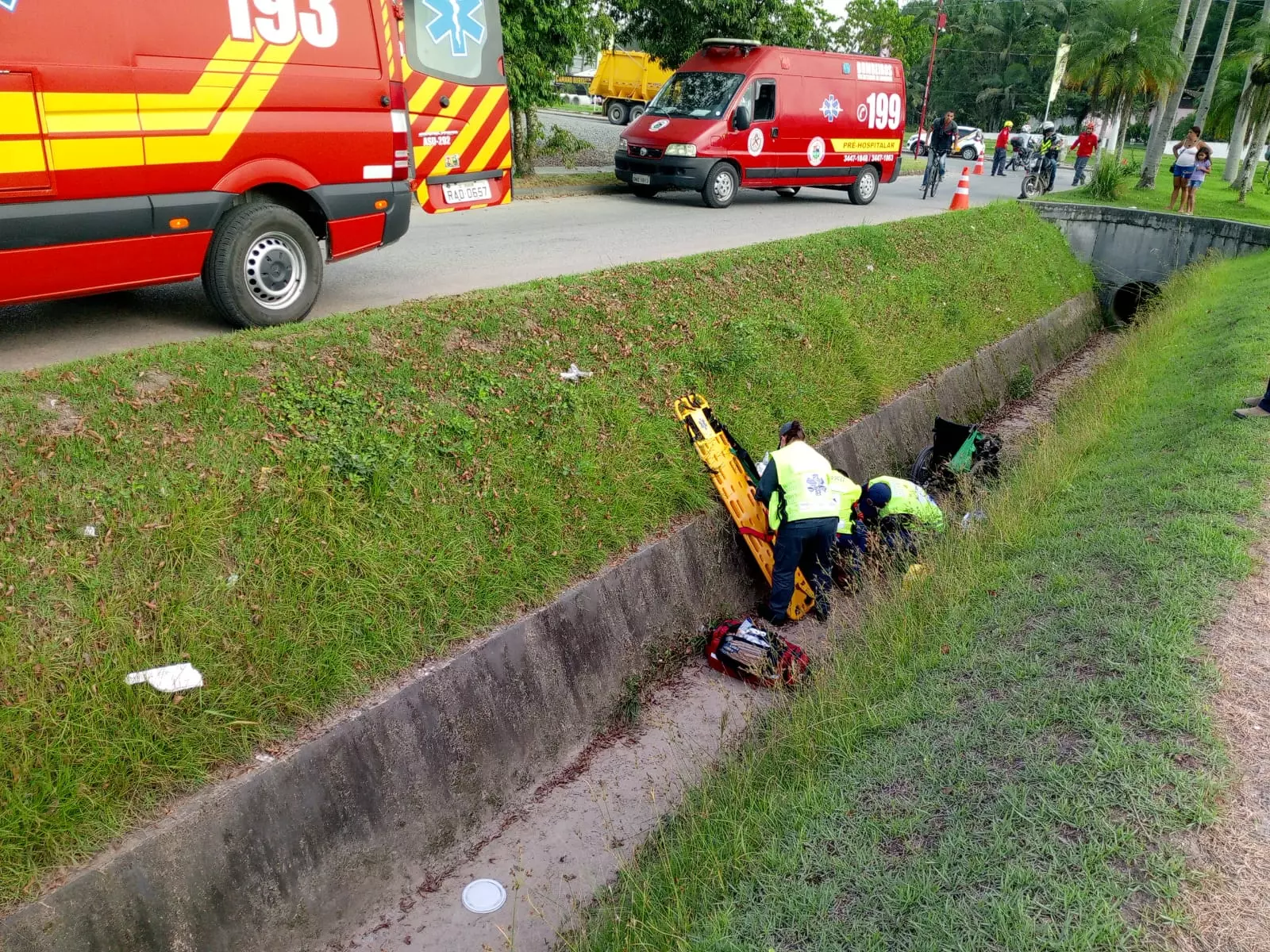 Cadeirante fica ferido ao cair dentro de vala em Araquari