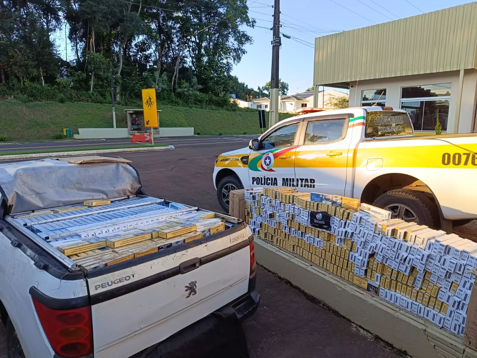 Carro capota e revela 15 mil maços de cigarros contrabandeados na SC-283