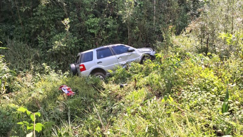 Acidente de Trânsito em São Bento do Sul Resulta em Queda de Veículo em Ribanceira