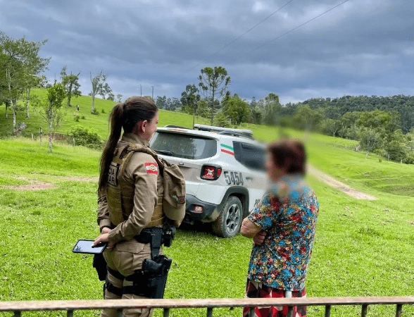 Importante Visita do Programa Rede Catarina Leva Apoio a Idosa em Situação de Vulnerabilidade em Santa Terezinha