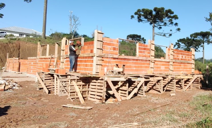 SEGUEM AS OBRAS DE CONSTRUÇÃO DA NOVA UNIDADE DE SAÚDE DE BATEIAS DE BAIXO