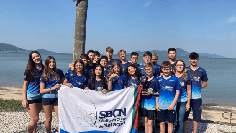 Natação conquista 56 medalhas e 1 troféu
