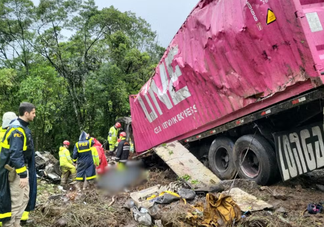 Nove membros de equipe de remo morrem após carreta tombar sobre van no Paraná