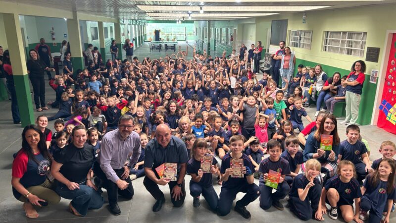 Alunos recebem gibis dos 200 anos de imigração alemã