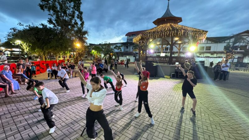 Apresentação Multicultural agitou a Praça 