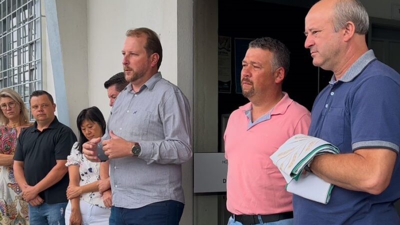 Tafa e Cleitinho se apresentam aos servidores de Papanduva
