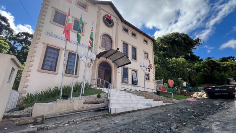 Espaço externo da Câmara de Vereadores passa por reforma
