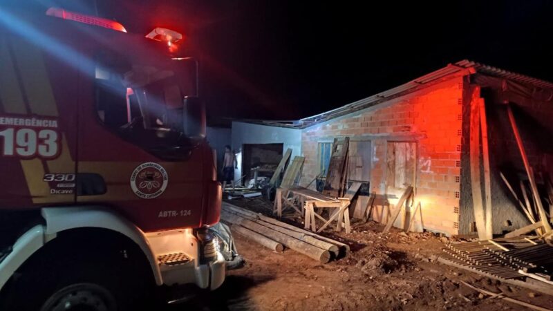 Incêndio em Estufas de Fumo é Controlado com Apoio de Populares e Bombeiros em Monte Castelo