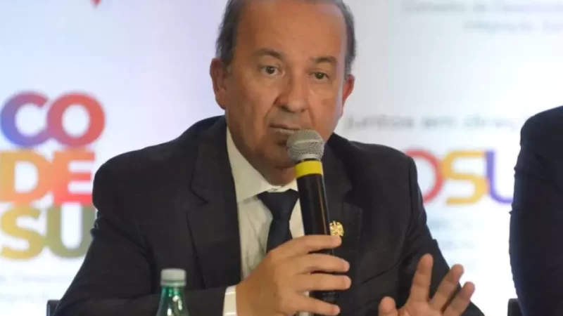 Governador de Santa Catarina cria o Abril Amarelo, dedicado à defesa da propriedade privada