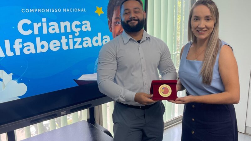 Santa Terezinha recebe o Selo Nacional de Compromisso com a Alfabetização