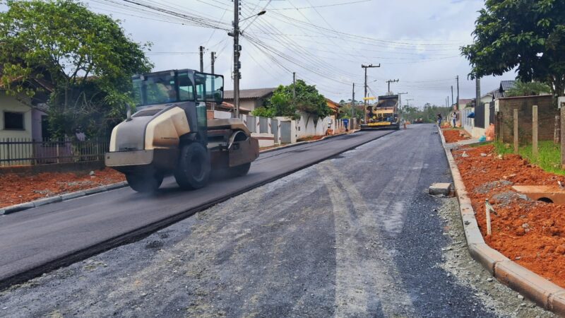 Pavimentação asfáltica na rua Alfredo Roesler