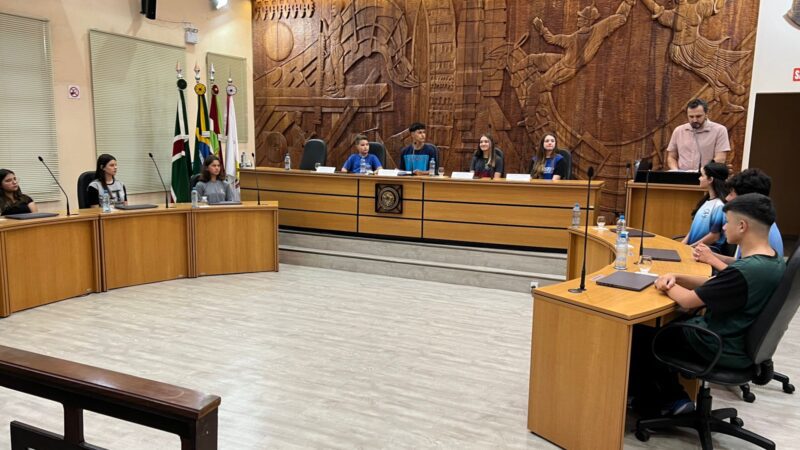 Vereadores mirins são empossados em sessão