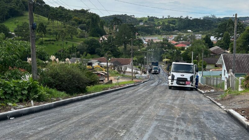 Obras de pavimentação asfáltica em diversos bairros