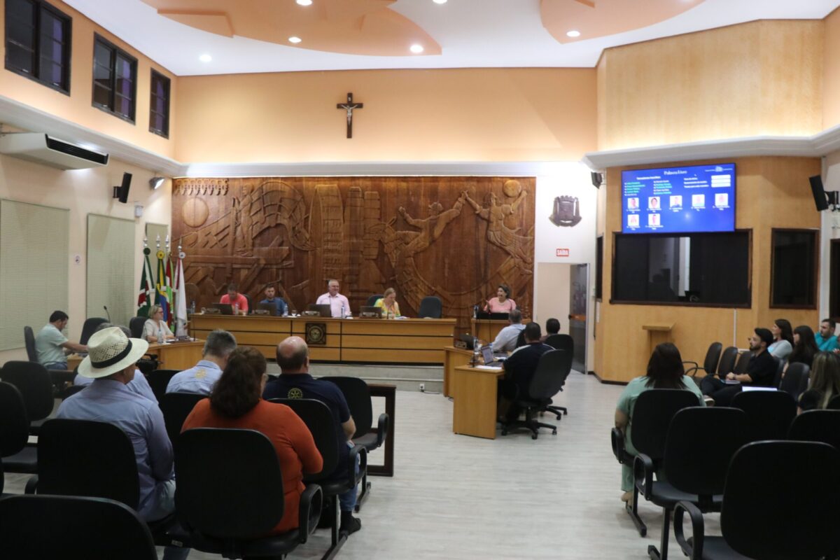Moções são aprovadas e projetos são discutidos em sessão