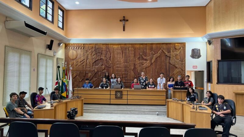 Projeto #AtuAção promove visita à Câmara Municipal