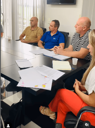 Administração Municipal de Santa Terezinha realiza reunião com proprietários de malharias para fortalecer o setor