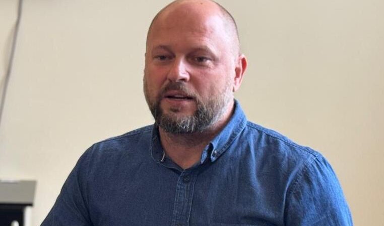 Fábio Kuhnen trata da educação na tribuna