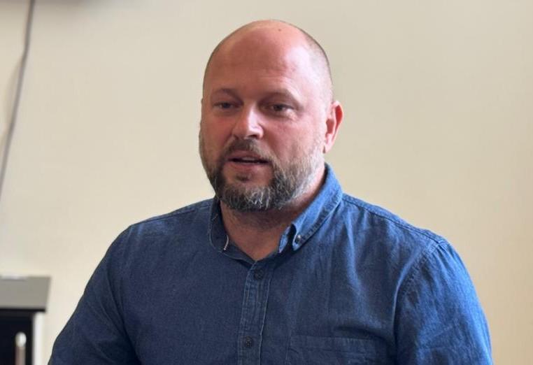Fábio Kuhnen trata da educação na tribuna