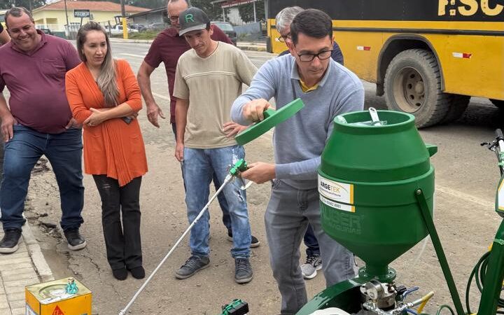 Santa Terezinha recebe máquina de pintura viária que promete mais agilidade e economia na sinalização