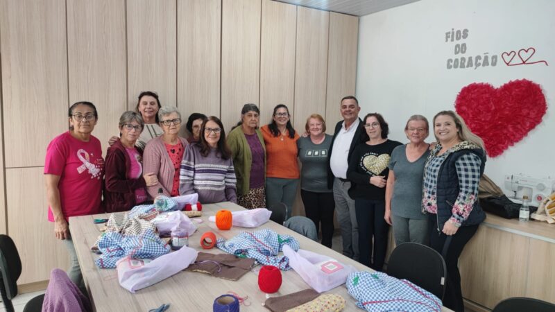 Serviço de convivência do CRAS com grupo de mulheres 60+ recebe visita do prefeito.