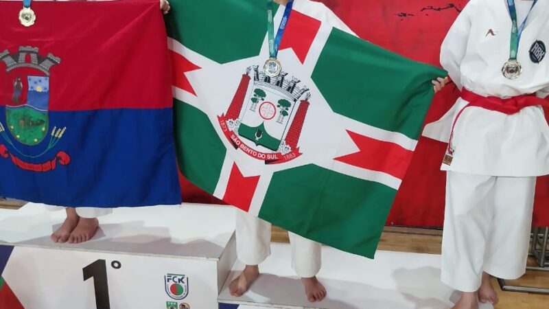 Laís Brilha no Karatê: 3º Lugar no Kata!
