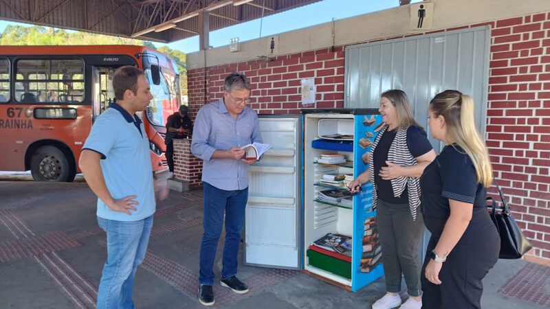 Rotary Oxford entrega Geladeira Literária 