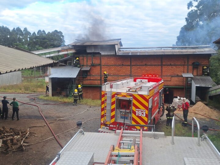 Incêndio atinge secador de erva-mate em Três Barras e mobiliza bombeiros de Canoinhas e Três Barras