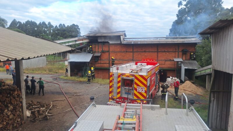 Incêndio atinge secador de erva-mate em Três Barras e mobiliza bombeiros de Canoinhas e Três Barras