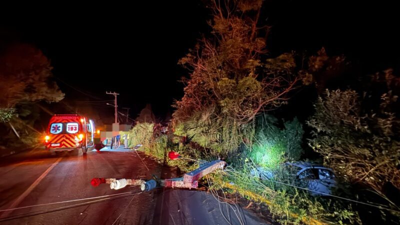 COLISÃO EM POSTE NA ESTRADA CONRADO LIEBL DEIXA UMA VÍTIMA FATAL E OUTRA EM ESTADO GRAVE EM SÃO BENTO DO SUL