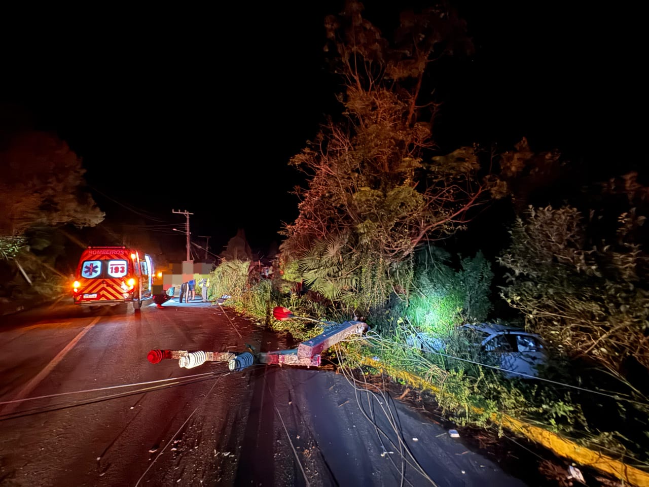 COLISÃO EM POSTE NA ESTRADA CONRADO LIEBL DEIXA UMA VÍTIMA FATAL E OUTRA EM ESTADO GRAVE EM SÃO BENTO DO SUL