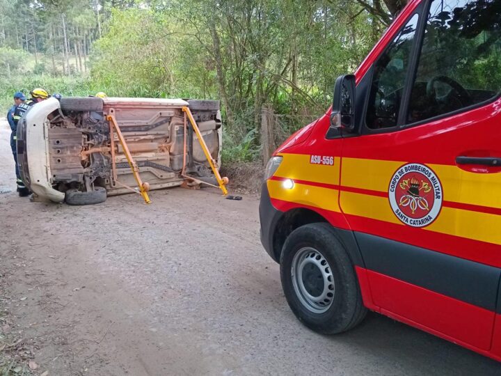 Jovem de 21 anos é resgatada após capotamento na Estrada da Ronda, em Mafra