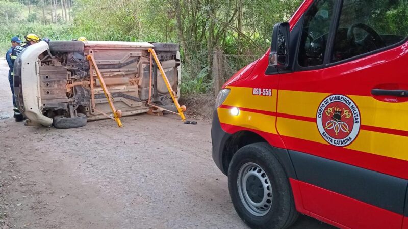 Jovem de 21 anos é resgatada após capotamento na Estrada da Ronda, em Mafra