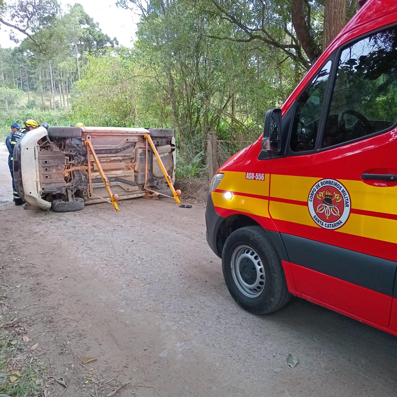 Jovem de 21 anos é resgatada após capotamento na Estrada da Ronda, em Mafra