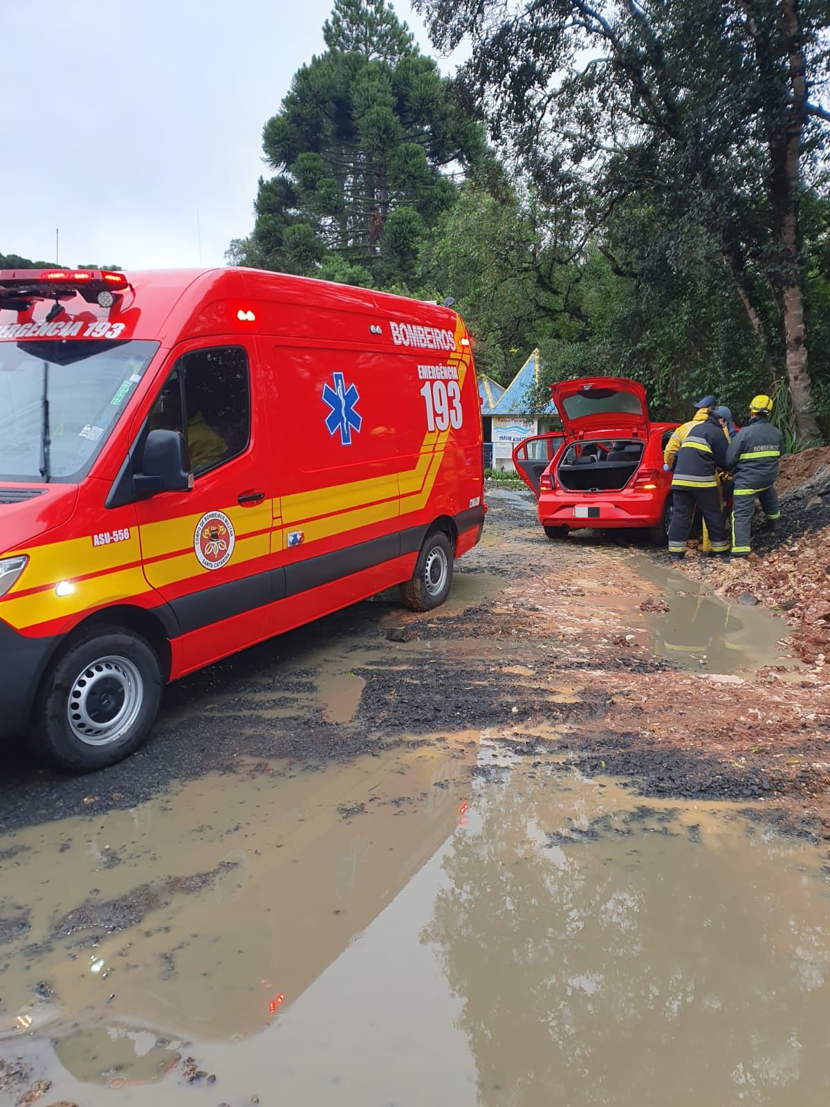 Acidente entre dois veículos mobiliza equipes de resgate na BR-280, em Mafra