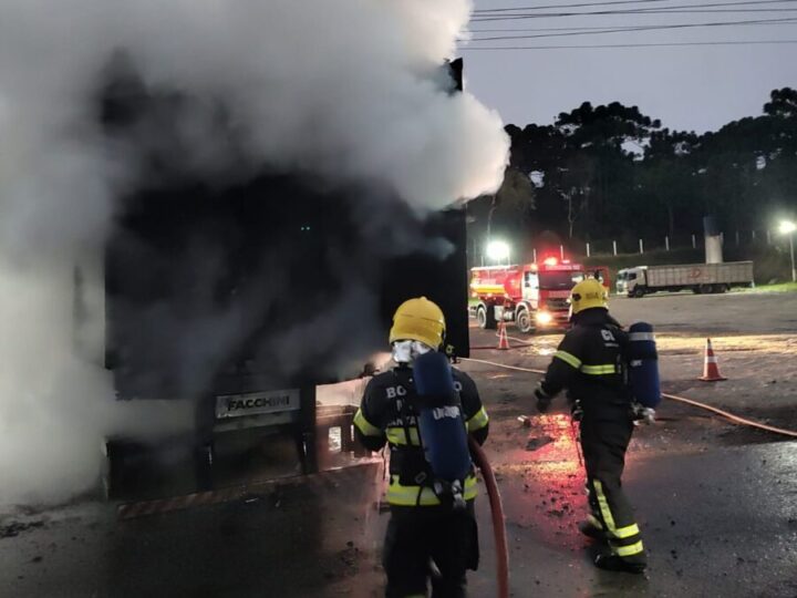Incêndio destrói carga de compensado em semi-reboque na BR-280 em Mafra