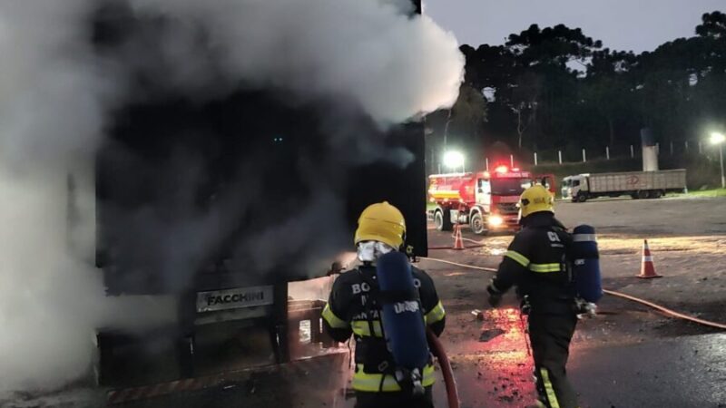 Incêndio destrói carga de compensado em semi-reboque na BR-280 em Mafra